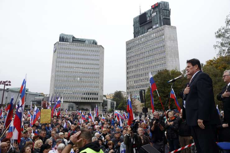 (VIDEO) Ruparjevi na protestu upokojencev ustanovili novo stranko – Shod zaključili z neuradno himno SDS – a “Za Slovenijo živim,” avtorja Igorja Pirkoviča