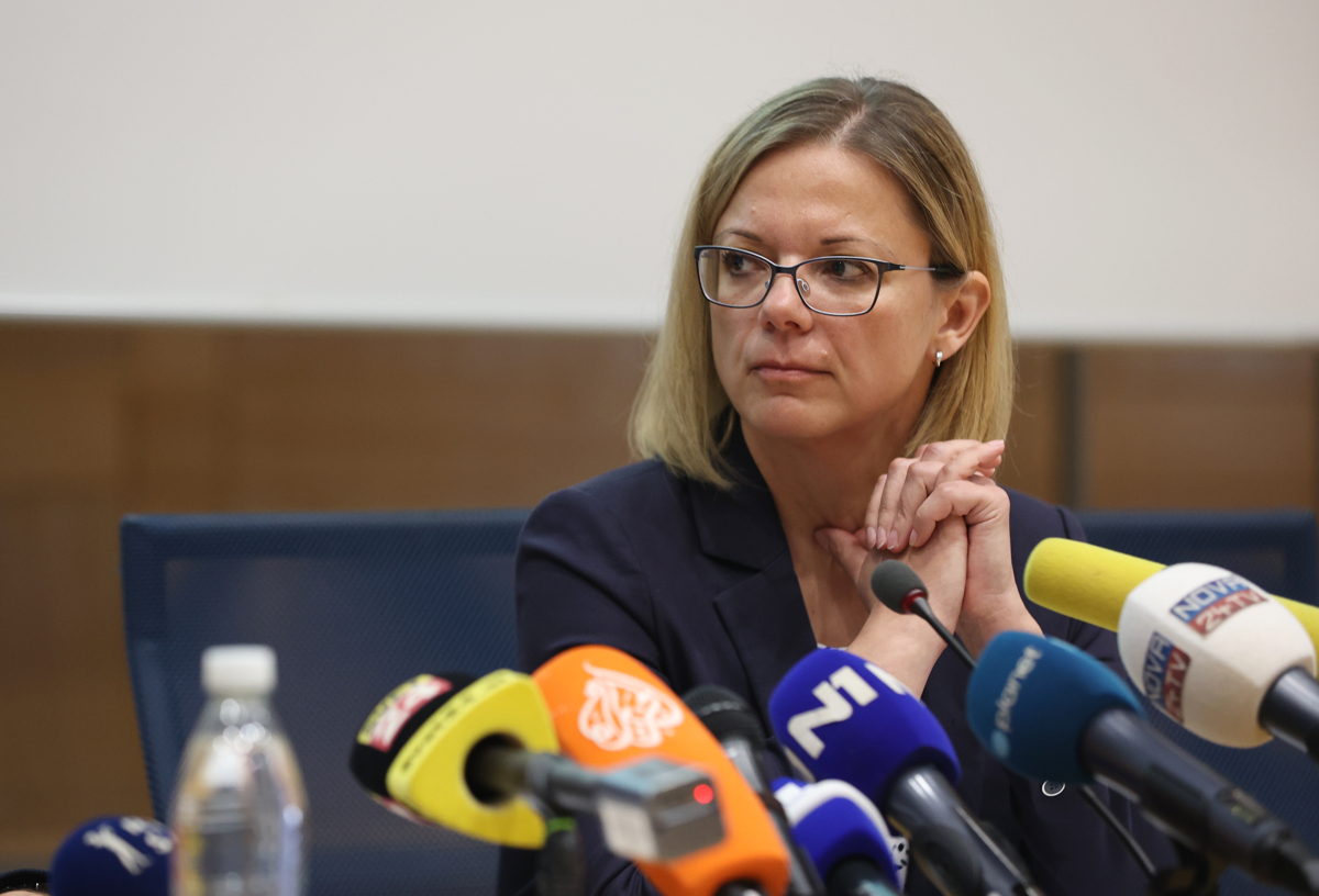 (VIDEO) “Ne bom odstopila – še vedno uživam zaupanje predsednika vlade” – Sanja Ajanović Hovnik ostaja, Svoboda jo bo branila