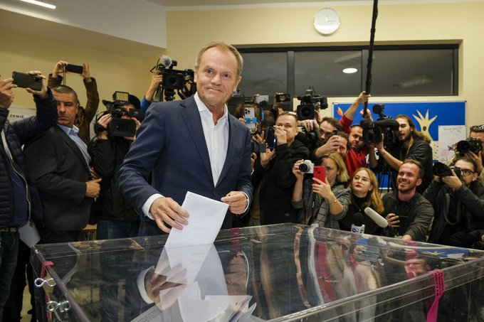 Na volitvah na Poljskem zmaga opozicije,  kaže prvi “exit poll” – Donald Tusk, vodja Državljansko koalicijo (KO), je nad rezultatom navdušen.