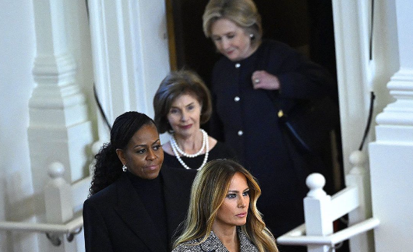 (VIDEO) Ko skupaj sedejo Melania Trump Michelle Obama, Clintonovi, Bidnovi in Jimmy Carter – Vseh pet še živečih prvih dam ZDA se je udeležilo pogreba Rosalynn Carter