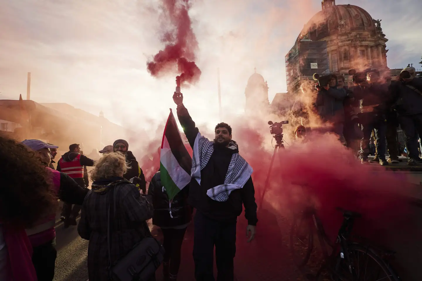 (VIDEO) Na protestih v Berlinu več tisoč ljudi v podporo Palestincem v Gazi