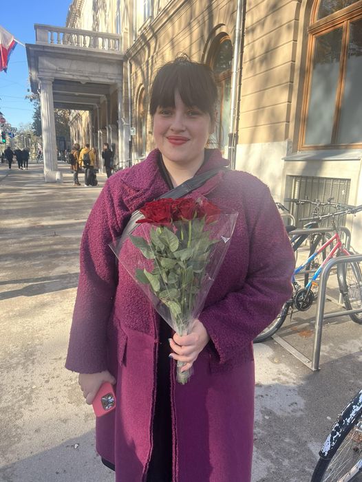 (VIDEO) “Hvala za rože” – Pavel Rupar zaman čakal Niko Kovač na Trgu republike, da bi ji podaril “kito cvetja”