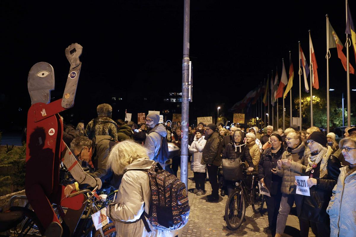 (VIDEO) “Vlado paznik”  – lutka velikega kolesarskega protestnika ponovno na Trgu republike, pred parlamentom – Jenullovi zagrozili, da bodo znova “zajahali” protestniška kolesa