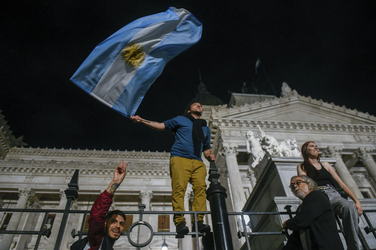 Novi argentinski predsednik odpušča 5000 vladnih uslužbencev, ki so bili zaposleni leta 2023, preden je prevzel položaj