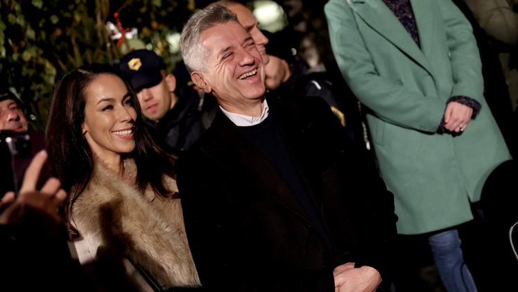 (VIDEO) Letošnja novoletna jelka v Ljubljani nosi ime Tina – po partnerici Roberta Goloba Tini Gaber, ki je  skupaj z ljubljanskim podžupanom Alešem Čerinom, prižgala praznične luči