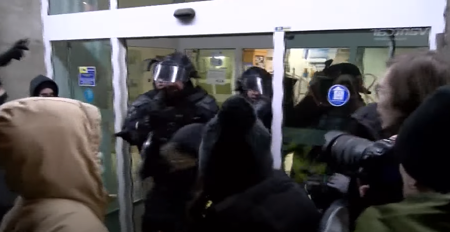 (VIDEO) V Ljubljani repriza spopadov med policijo in protestniki, ki so jih zaustavili šele robokopi in policijski psi – Dva protestnika so policisti pridržali