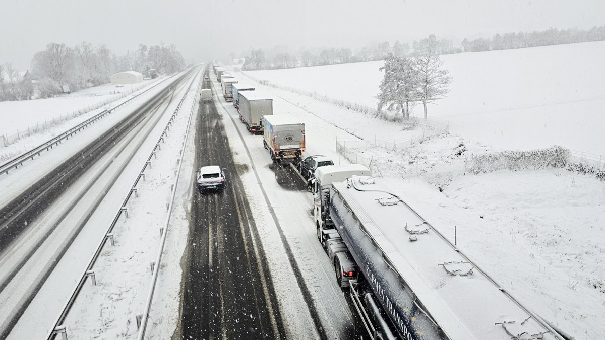 Sneženje povzroča težave v prometu – Na avtocestah začeli izločati tovornjake