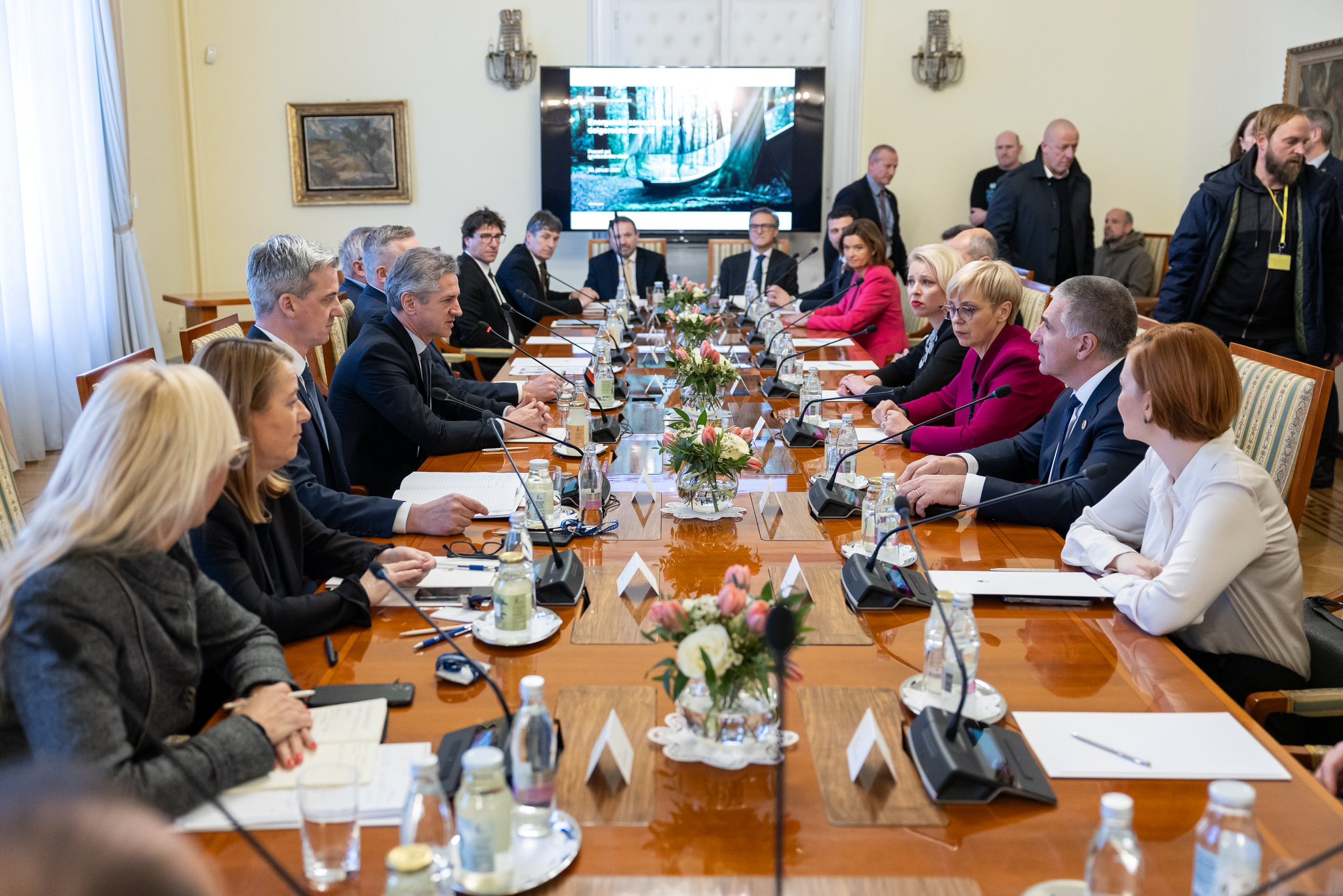 (V ŽIVO) Politični vrh o projektu Jek 2 – Premier Robert Golob danes z Musarjevo, Klakočarjevo in vodji parlamentarnih strank