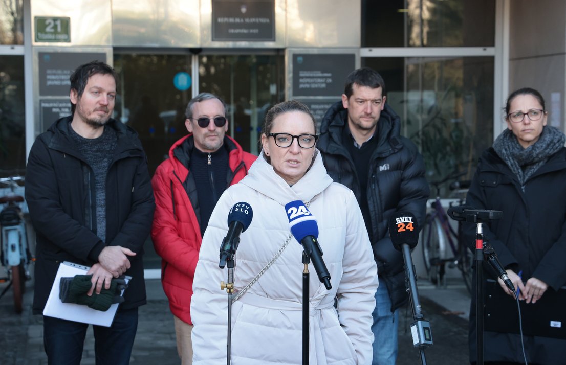 (V ŽIVO) Nevladne organizacije jezne na ministra Franca Propsa, ker je razveljavil razpis Sanje Ajanović Hovnik  “za krepitev aktivnih državljanskih pravic”