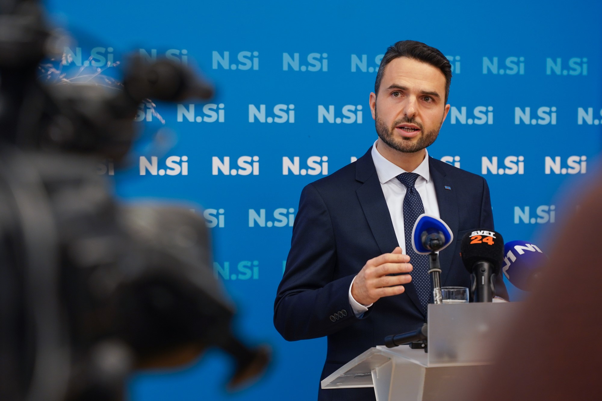 (VIDEO)  V Levici pričakujejo pojasnila ministrice Švarc Pipanove, opozicijska NSI zadržana