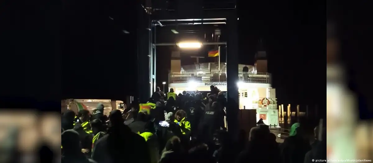 (VIDEO) Nočna mora v Nemčiji: Jezni kmetje ujeli nemškega ministra na trajektu, ko se je vračal z zasebnih počitnic in ga blokirali