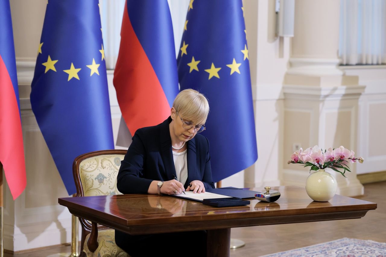 Predsednica republike Nataša Pirc Musar  podpisala odlok o razpisu evropskih volitev, ki bodo v nedeljo, 9. junija.