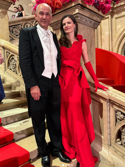 Medtem ko Robert Golob in Tina Gaber doma rešujeta koalicijsko krizo, Janez Janša in Urška Bačovnik na Opera Ballu na Dunaju