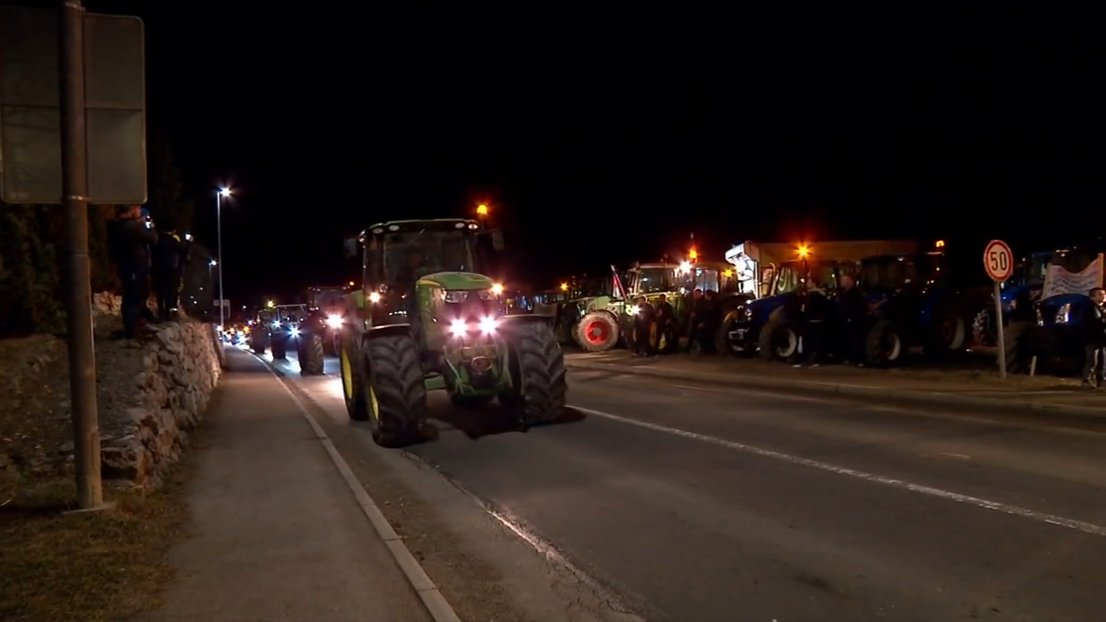 (VIDEO) Po več mestih na Štajerskem jezni kmetje s traktorji “upočasnili” promet – Protest povzročil razkol tudi znotraj njihovih vrst