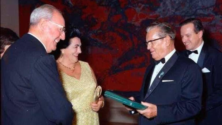 Melonijeva za  odvzem odlikovanje Titu,  ki mu ga je oktobra 1969 , med obiskom v Beogradu, podelil italijanski predsednik Giuseppe Saragat