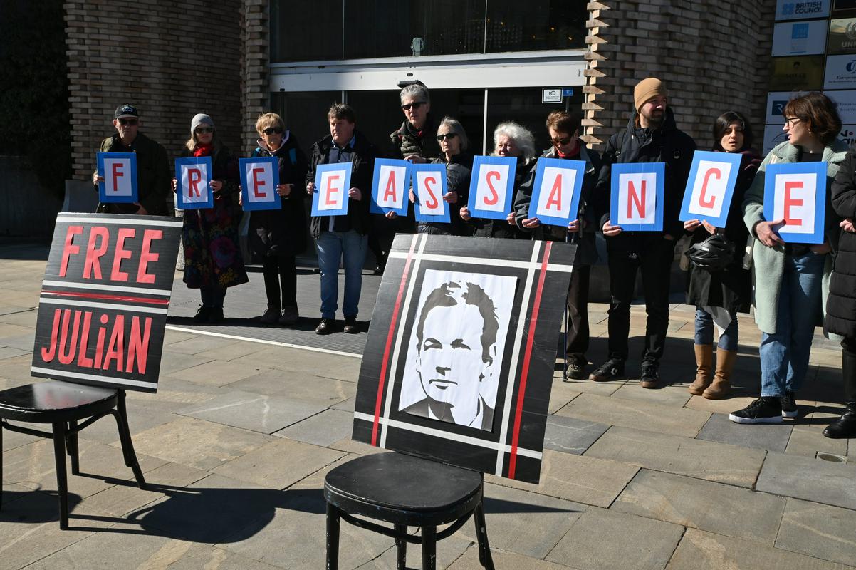 (VIDEO)  “Na kocki ni samo njegova usoda, ampak usoda vsega svetovnega novinarstva oziroma svoboda javnega izražanja nasploh”  – Novinar Uroš Lipušček o nasprotovanju izročitvi Juliana  Assangea ZDA