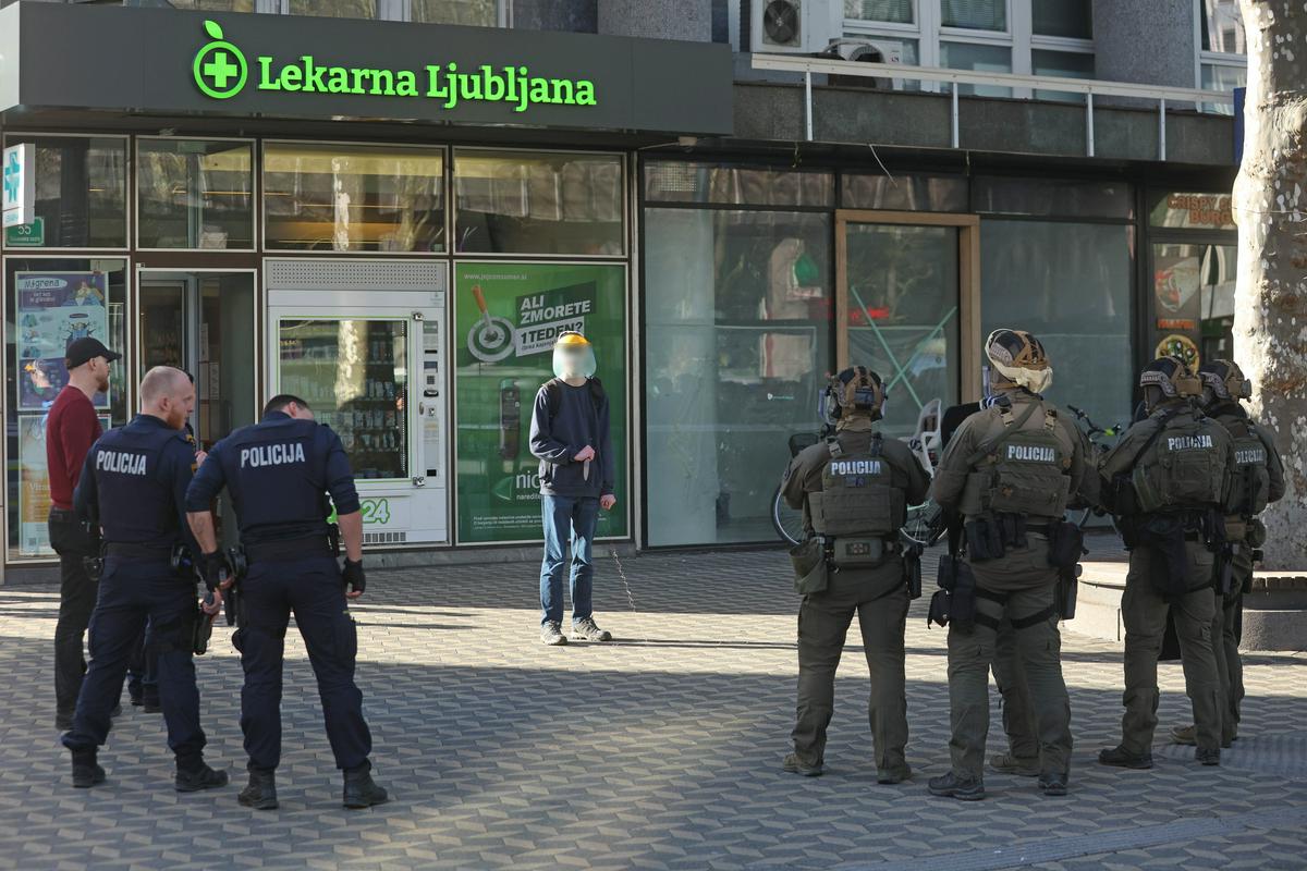 (VIDEO) Noro, kaj se dogaja  pri belem dnevu pred lekarno na Bavarskem dvoru v Ljubljani ? – Človek z nožema grozil policistom