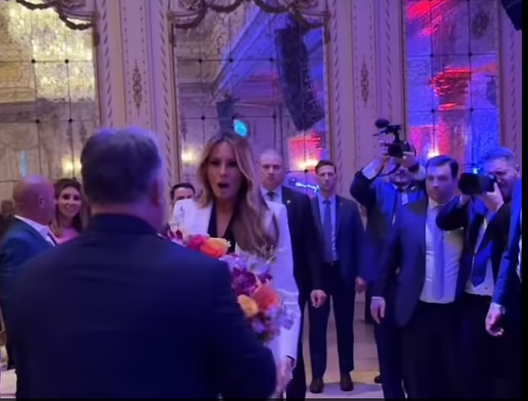 (VIDEO) ” – Viktor Orban je nekdanji prvi dami Melanii Trump podaril velik šopek rož, medtem ko je skupina igrala Royevo skladbo “Oh, Pretty Woman”