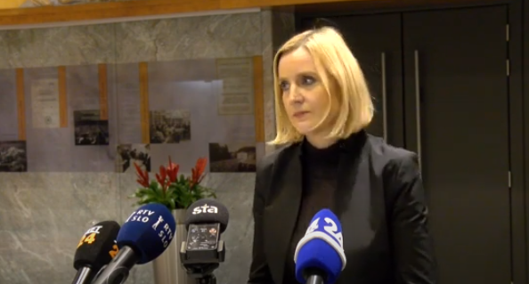 (VIDEO) “Moč politike”: Kaj je Mojca Šetinc Pašek zares povedala v intervjuju, ki je pristal v “bunkerju” ?