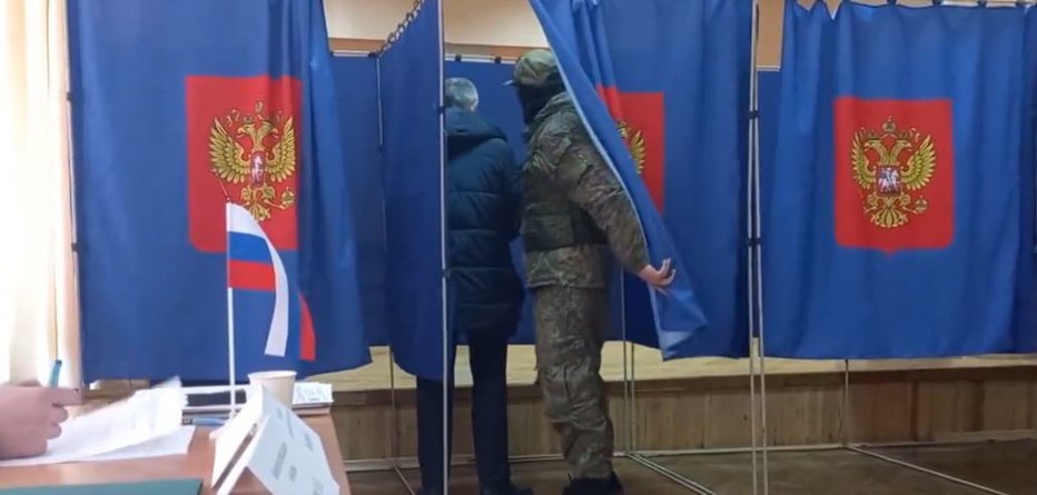 (VIDEO) “Vsaj oder zamenjajte fantje…”- Video, ki naj bi dokazoval kako ruski vojaki na volišču preverjajo, ali volivci glasujejo za pravega, ponaredek?