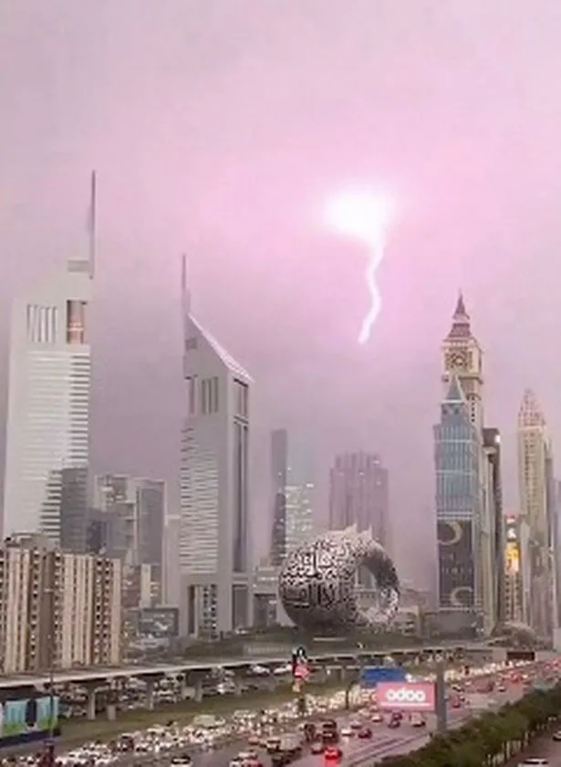 (VIDEO) Dubai, Dubai  – V delih Združenih arabskih emiratov včeraj padla rekordna količina padavin