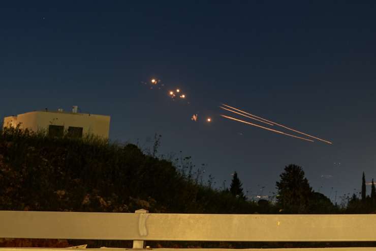 Izrael je ponoči z raketami napadel Iran