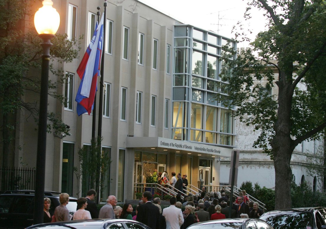 Vandalizem: Neznanec se je z kamenjem znesel nad slovenskim veleposlaništvom v Washingtonu