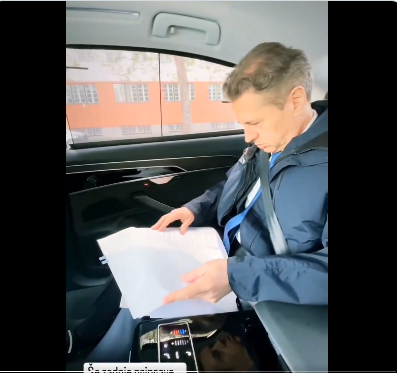 (VIDEO) “Robert dela,” tudi v avtomobilu – V posebnem videospotu, v stilu velikega komunikatorja, o Sloveniji, kot farmacevtski velesili