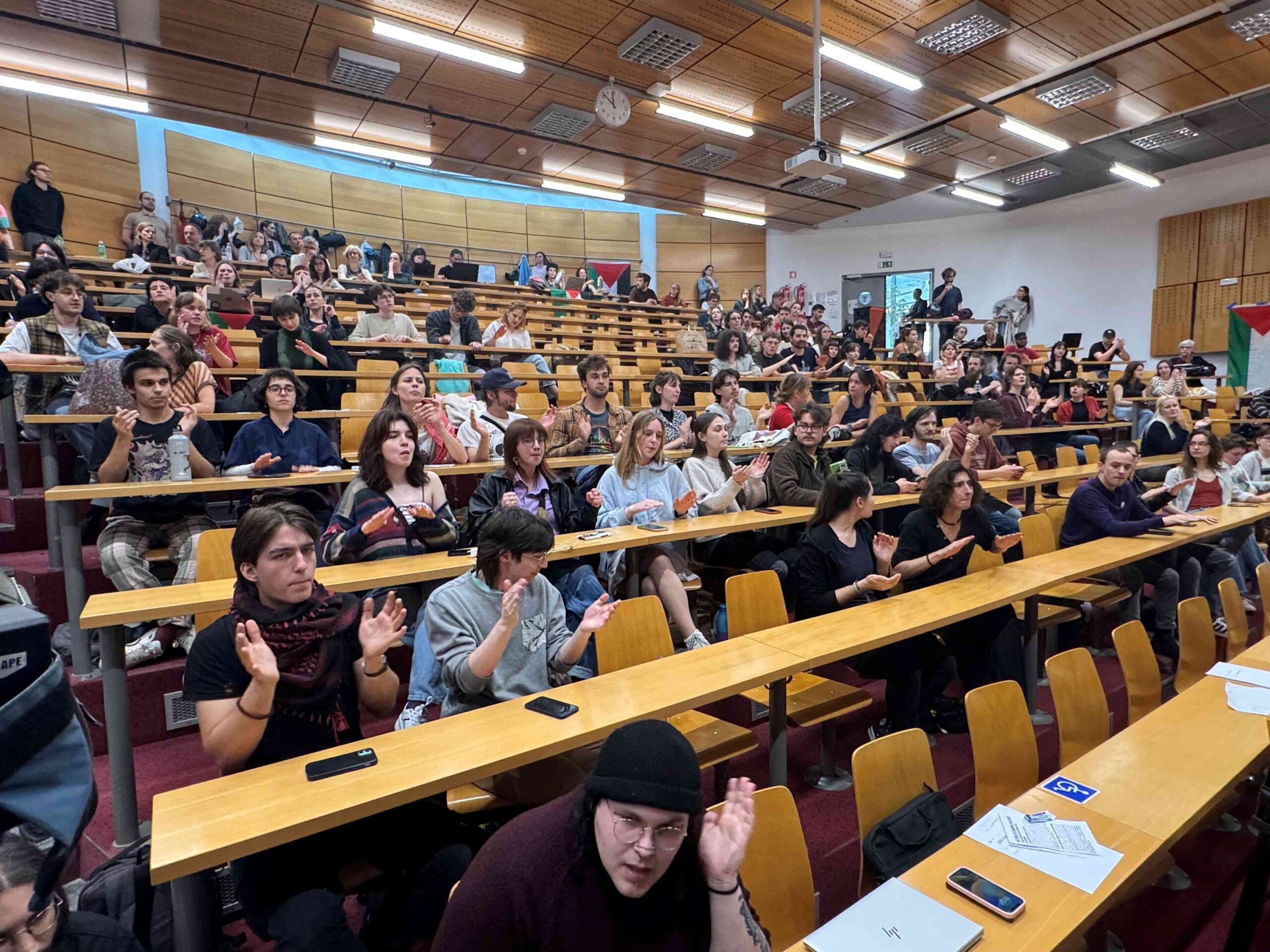 (V ŽIVO) Novinarska konferenca študentov zasedene Fakultete za družbene vede