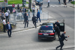 (VIDEO) Slovaški premier Robert Fico po poskusu atentata v smrtni nevarnosti