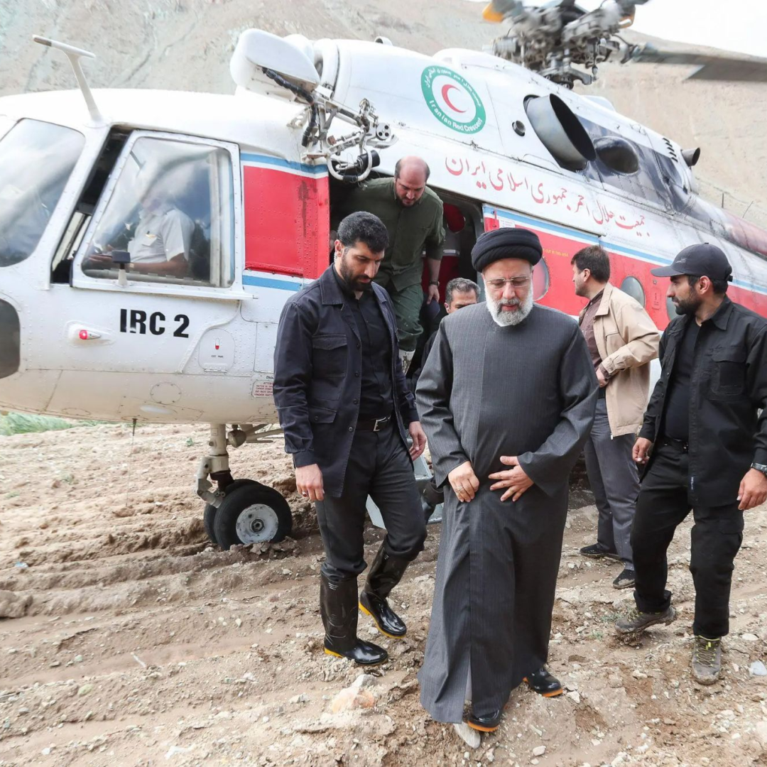 (VIDEO) Gosta megla otežuje reševalno akcijo po nesreči helikopterja iranskega predsednika Ebrahima Raisija