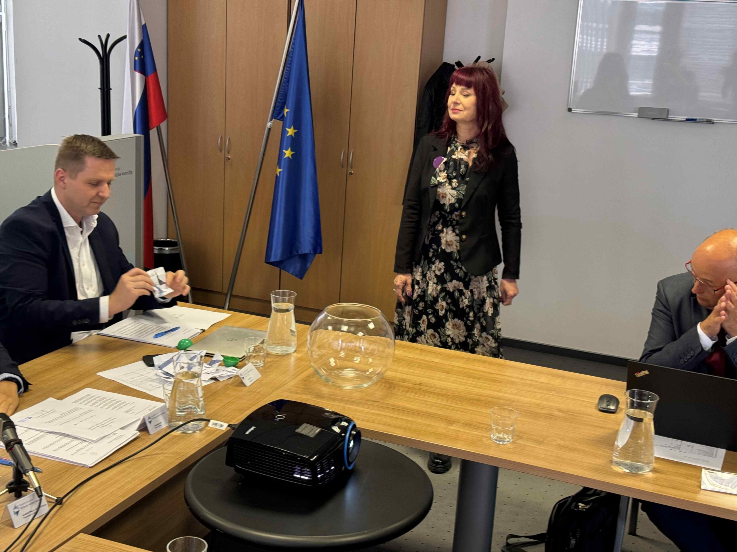 (V ŽIVO) Violeta Tomić jezna na DVK , ki je na kandidatni listi za evropske volitve objavil polno ime stranke