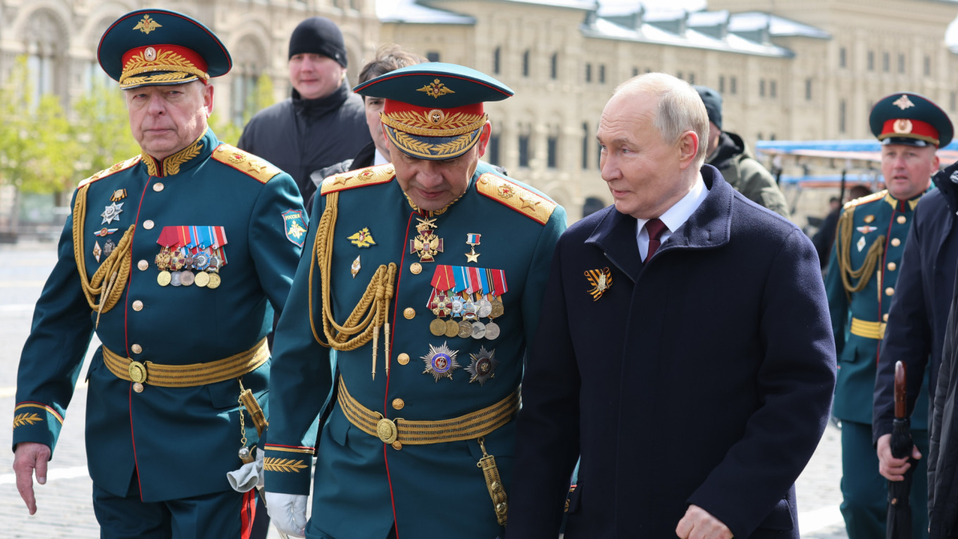 Vladimir Putin “odpustil” dolgoletnega obrambnega ministra Sergeja Šojguja