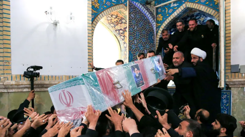 Pogreb Ebrahima Raisija potekal v svetišču Imama Reze z zlato kupolo, ki velja za najsvetejši kraj v Iranu  – Oblasti še vedno preiskujejo, kaj je povzročilo strmoglavljenje helikopterja