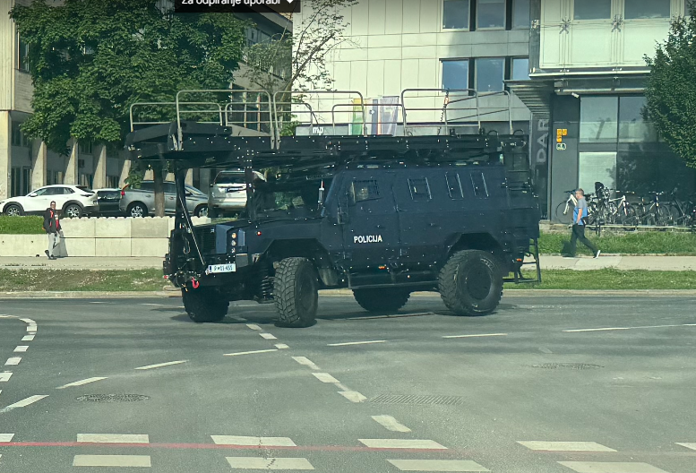 Se policija pripravlja za vdor na FDV ? – Slovenska policija z novim tovornjakom z lestvijo, podobnem tistemu, s katerim je newyorška policija vdrla skozi okno univerze Columbia