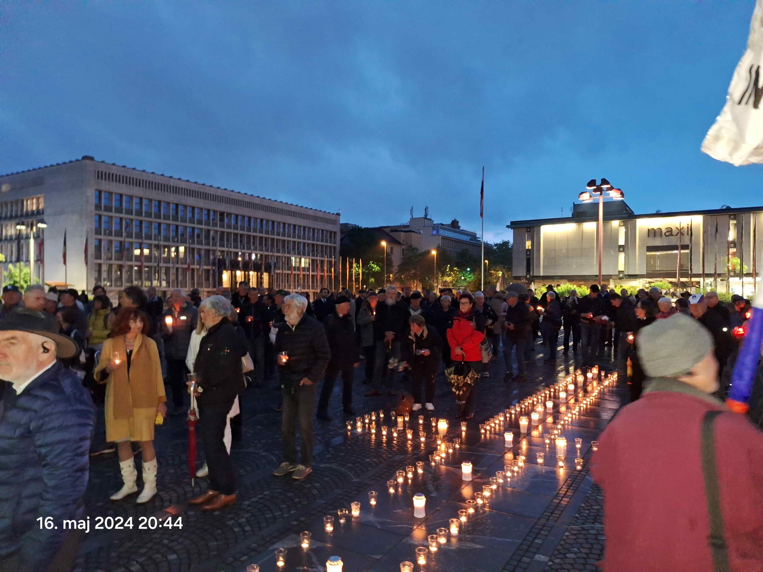 (VIDEO) Slovesnost v spomin na žrtve komunističnega nasilja na Trgu republike