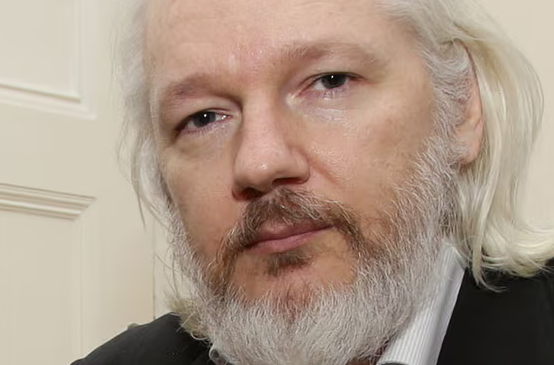 Julian Assange priznal krivdo za zaroto za širjenje zaupnih informacij in dosegel dogovor z ameriškim ministrstvom za pravosodje