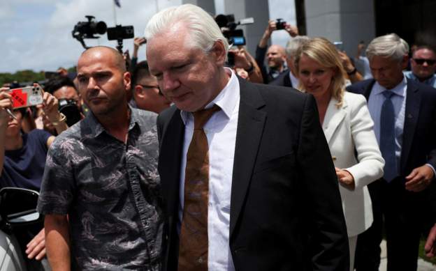 (VIDEO) – Julian Assange je zapustil sodišče v Saipanu in je na poti do Avstralije