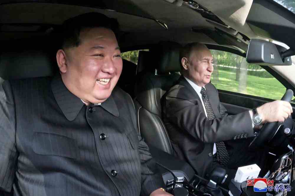 (VIDEO) Vladimir Putin Kim Jong Unu kaže, kako voziti rusega rolls-royca Aurus