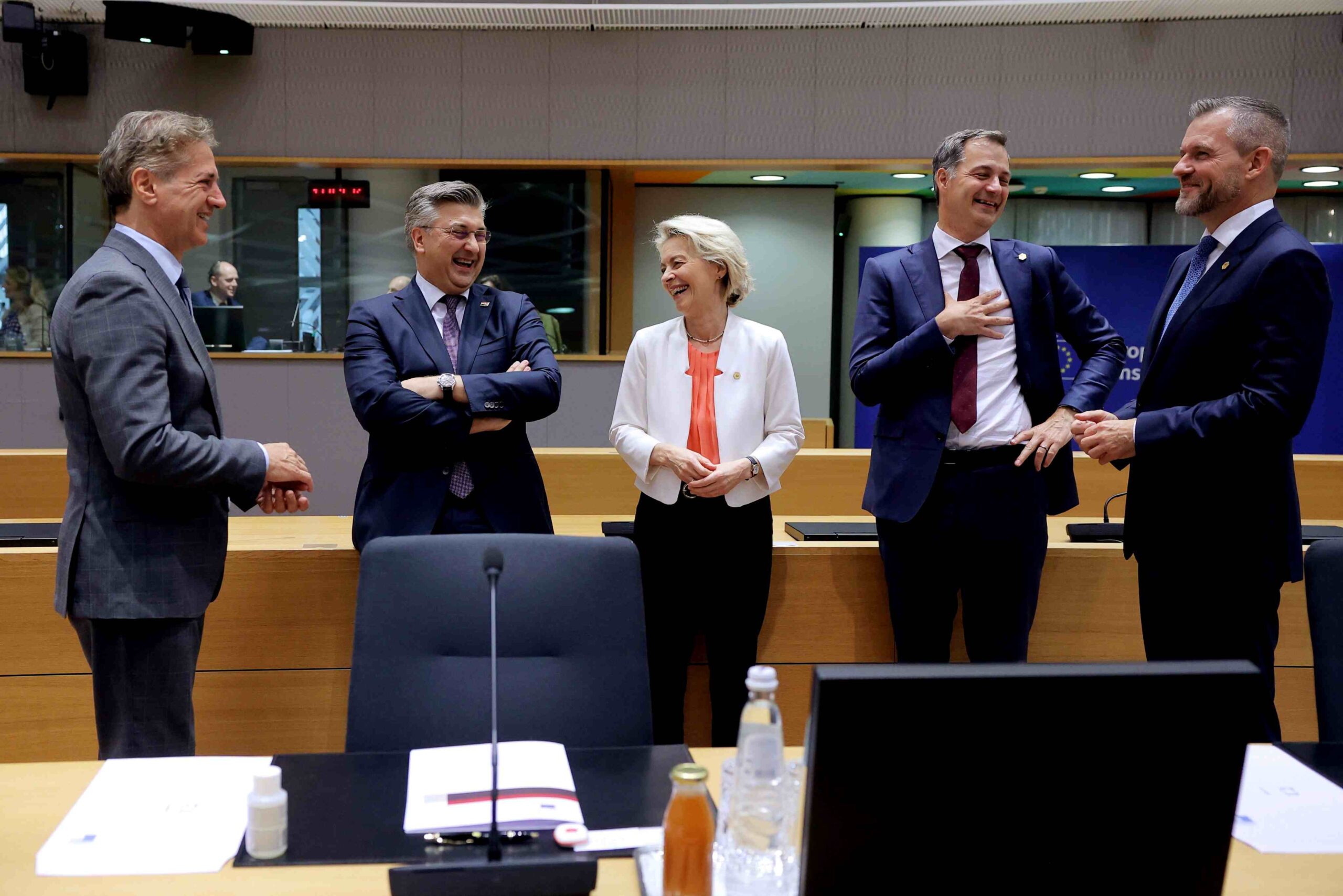 Neformalna večerja z večurno zamudo v Bruslju – Golob podpira Ursulo, Janša pa nasprotuje ponovitvi koalicije EPP z levosredinskimi strankami