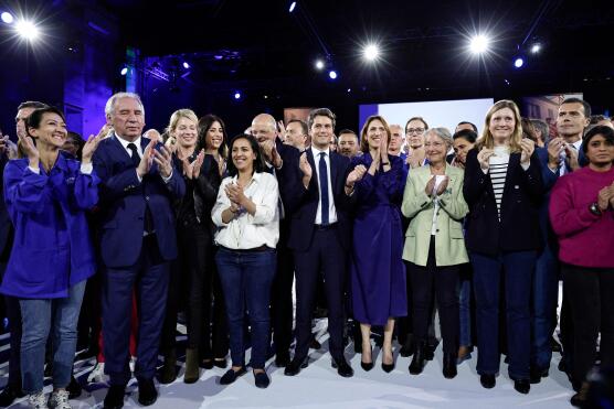 Glede na prvo projekcijo na evropskih volitvah zmagala EPP s 181 poslanci, sledijo socialisti s 135 in liberalci z 82