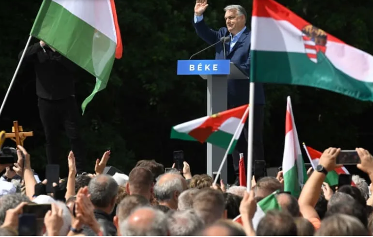 “Evropi je treba preprečiti, da drvi v vojno, v lastno uničenje” – Orban vidi rešitev v vzponu desnice v EU in zmagi Donalda Trumpa na volitvah v ZDA