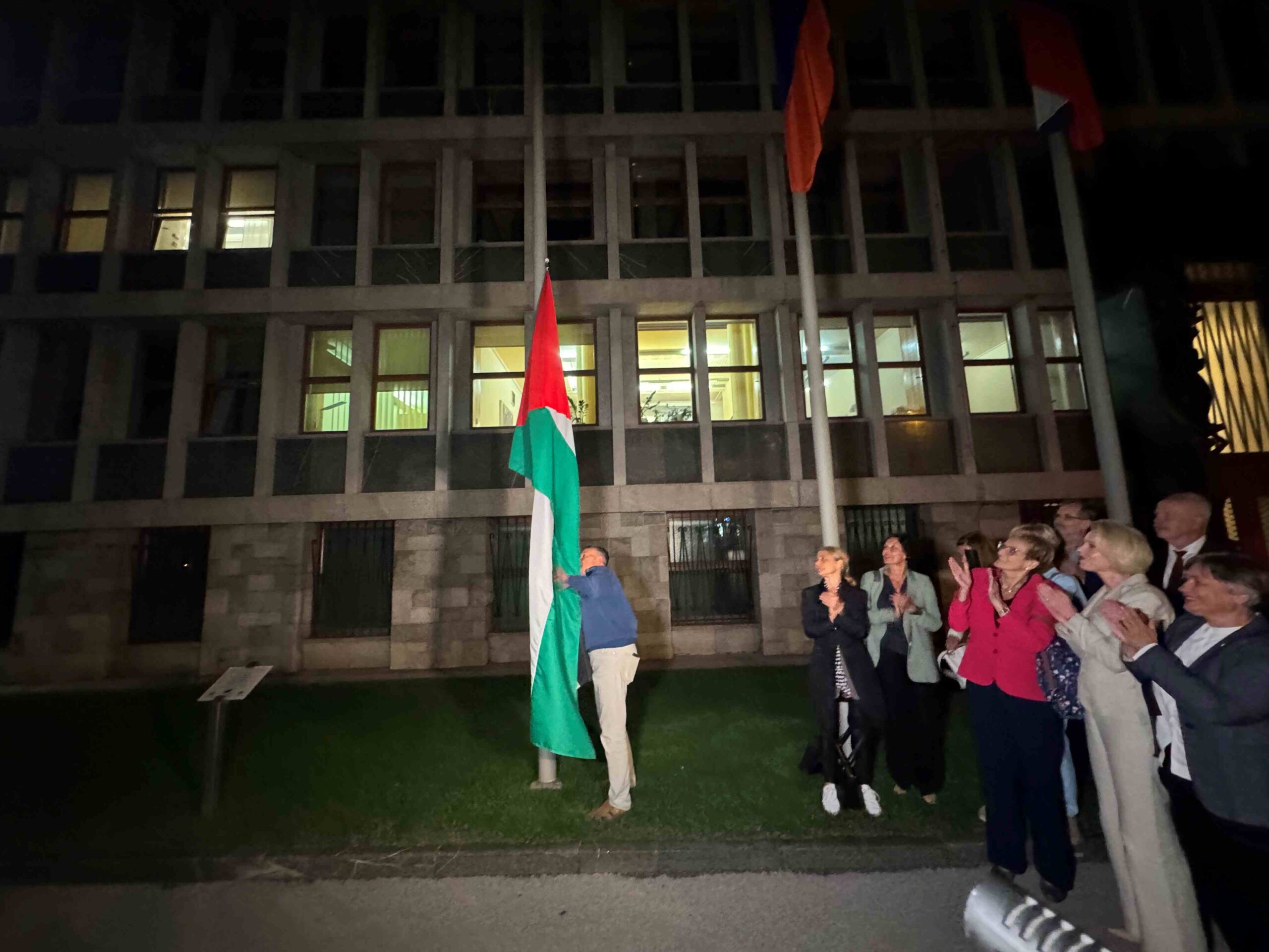( V ŽIVO) Pred poslopje državnega zbora po sinočnji seji izobesili  palestinsko zastavo