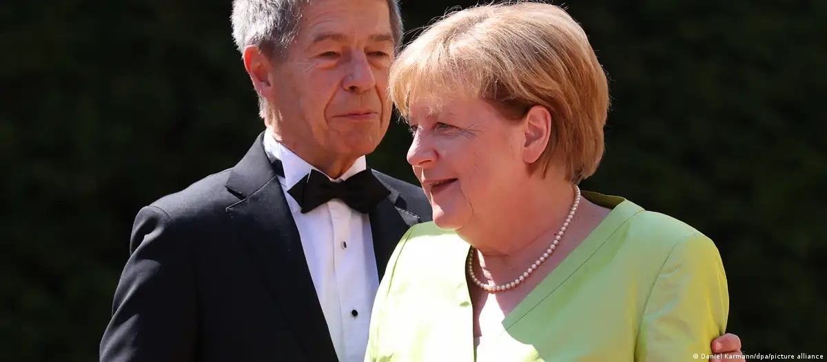 Nemški voditelji čestitajo Angeli Merkel za 70. rojstni dan, ki ga danes praznuje daleč od oči javnosti – Podkancler Robert Habeck je o njej zapisal, “da si jo vedno lahko predstavlja, kako sedi doma in lupi krompir ali gleda televizijske kriminalne drame”