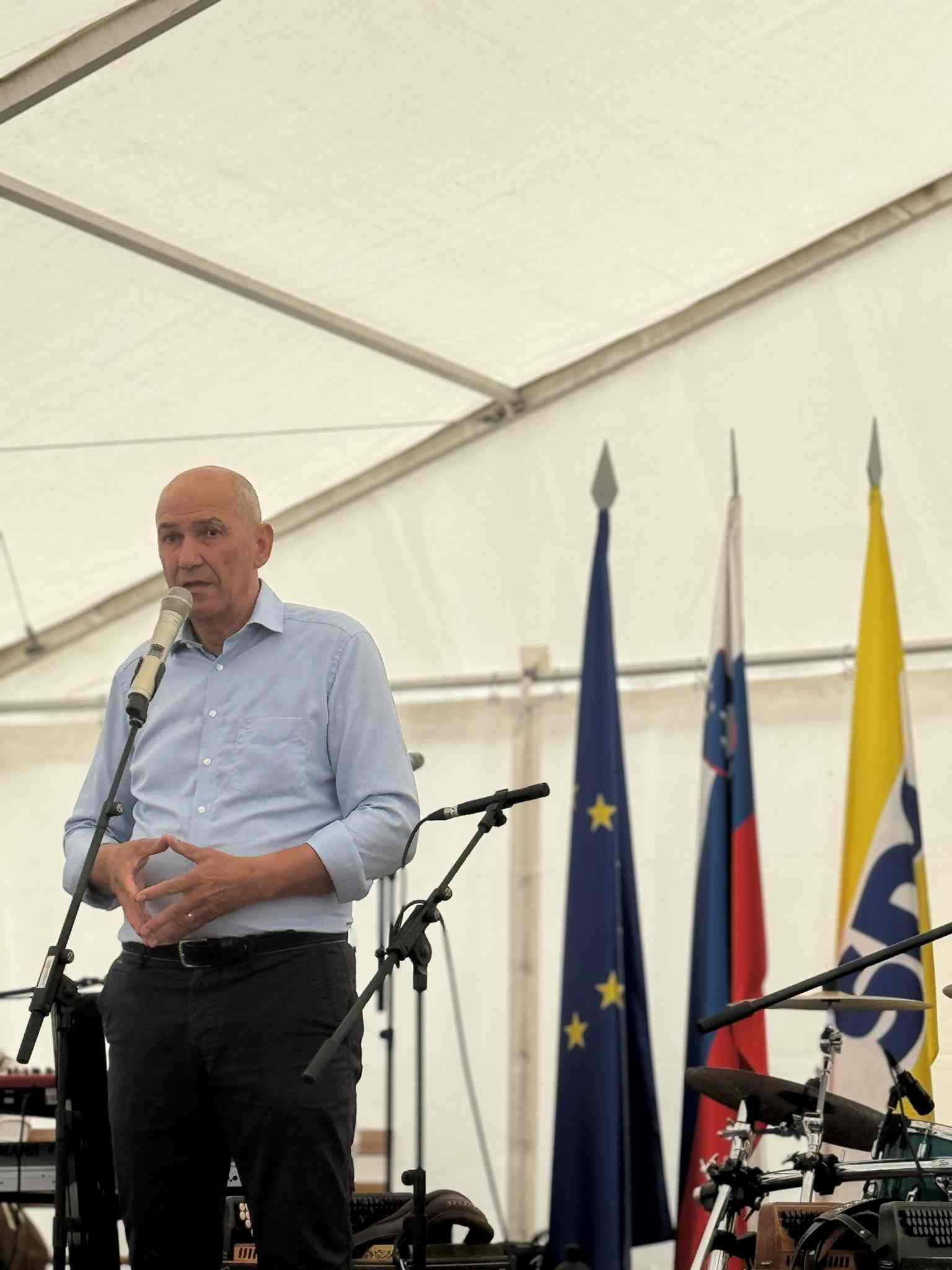 (VIDEO) “Delamo na tem, da bi bile predčasne volitve čim prej” – Janez Janša na taboru SDS v Bovcu