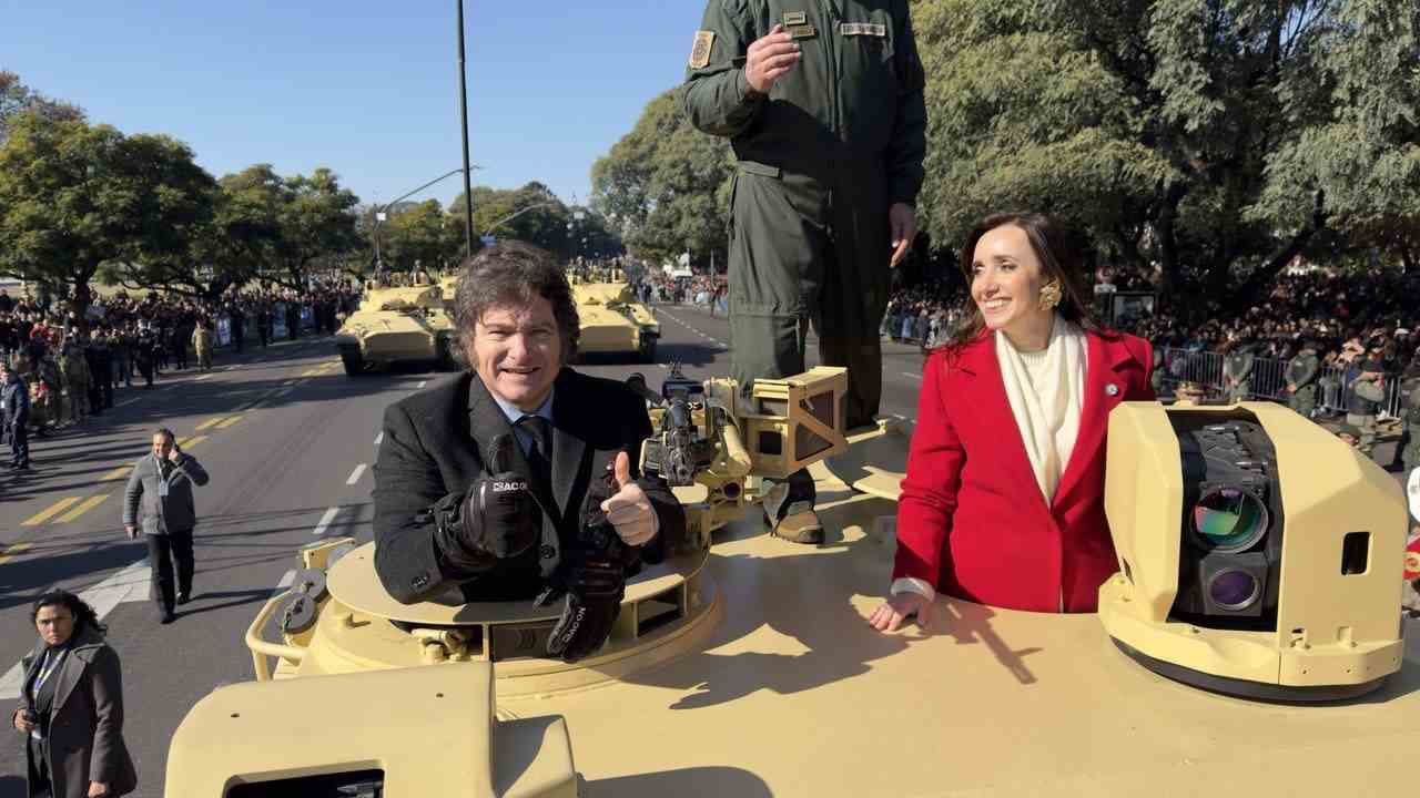 (VIDEO) Po motorni žagi se je argentinski predsednik Milei preizkušal še na tanku