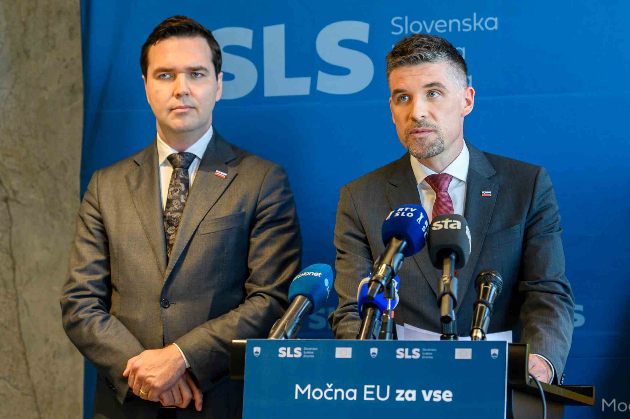 Janez Janša: “Da ne bo nejasnosti. Stranka (tokrat) SDS podpira povezavo in/ali združitev Nove Slovenije in stranke SLS” – Kratka zgodovina združevanja SLS in NSi