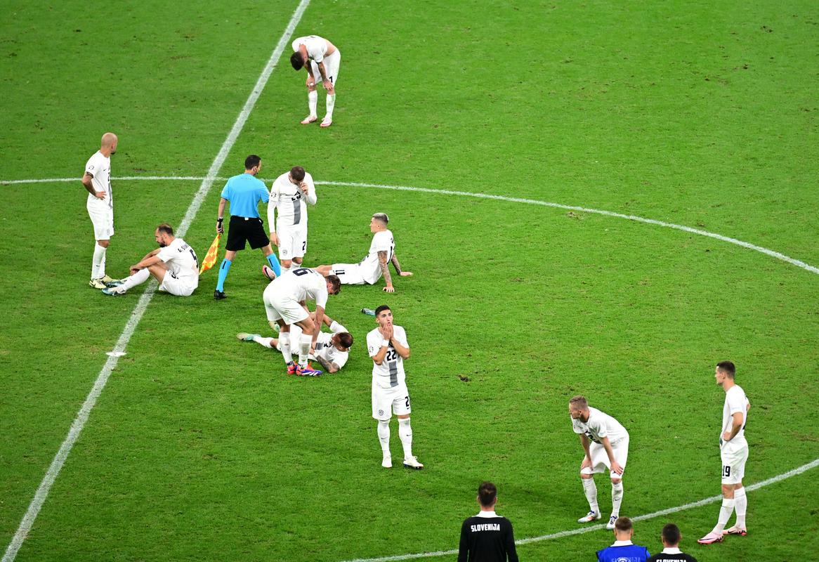 Enajstmetrovke pokopale Slovenijo, ki je izgubila proti Portugalski z 0:3 (0:0, 0:0),