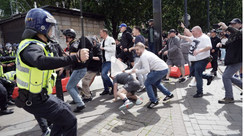 (VIDEO) Več kot 90 aretacij po demonstracijah skrajne desnice v Angliji, ki so postale nasilne