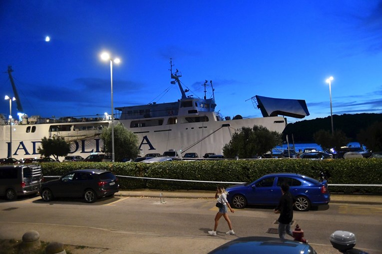 Mali Lošinj: Padla rampa (klančina) trajekta pokopala tri mornarje